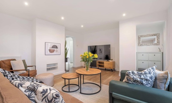 Peterborough House | Bluebell House - Sleeps 5 - Garden - Parking