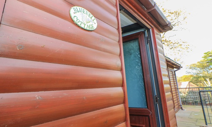 Saltburn-by-the-Sea Cottage | BLUEBELL LODGE, pet friendly, with a garden in Saltburn-By-The-Sea