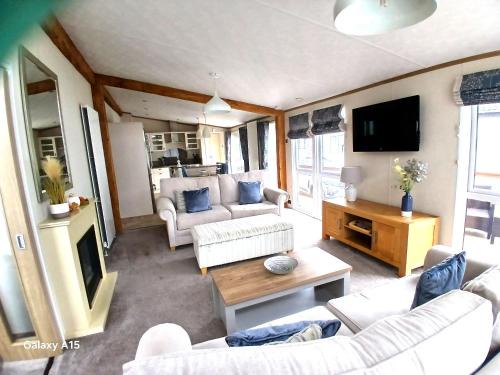 Skegness Resort | Bluebell Luxury 2 Bedroom Lodge - a perfect couples retreat at Southview overlooking a pond