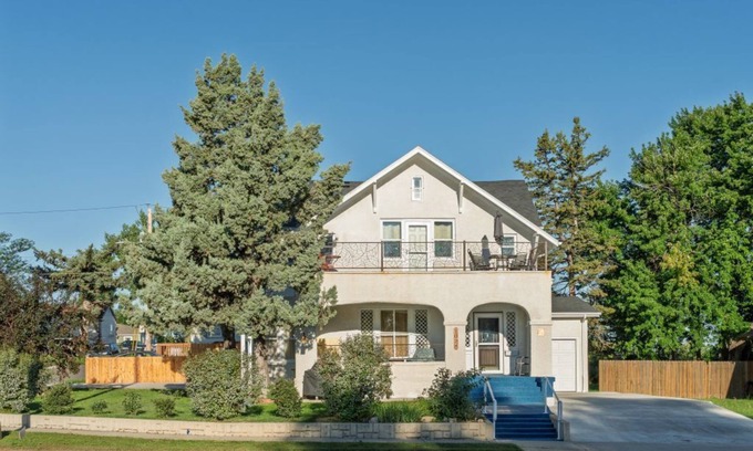 Belle Fourche House | Bluebelle SD Historic Vacation Home - Sleeps 10 - Perfect for Family & Friends