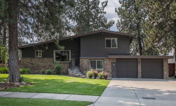 Southwest Bend House | Bluebird Day - Brooks House