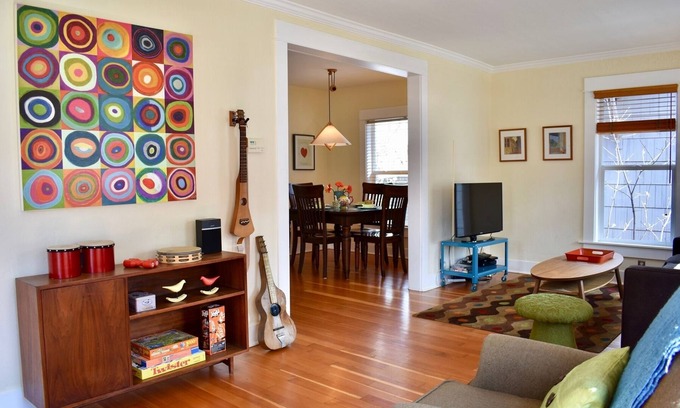 Old Bend House | Bluebird Day - Jefferson Cottage