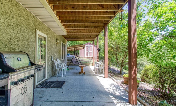 Pigeon Forge Cabin | Bluebird's Song by HoneyBearCabins