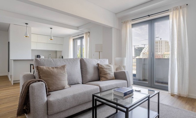 Falca Apartment | Blueground | Alvalade, balcony, nr Campo Pequeno