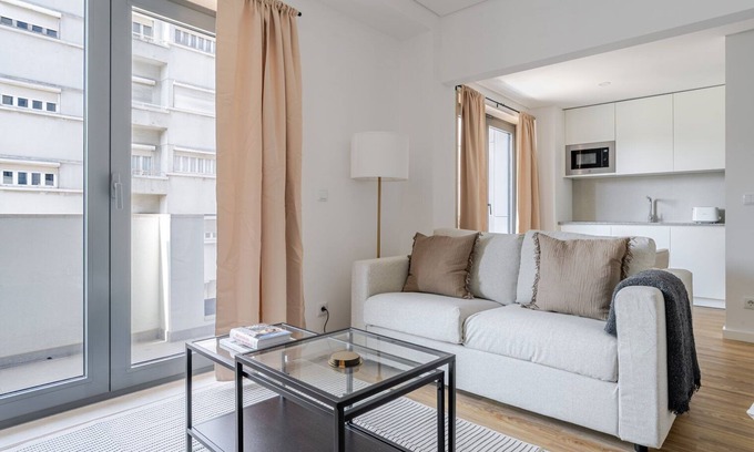 Falca Apartment | Blueground | Alvalade, balcony, nr Campo Pequeno