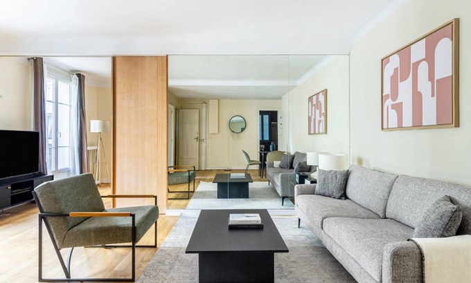 Ternes Apartment | Blueground | Arc de Triomphe, nr Champs Elysées