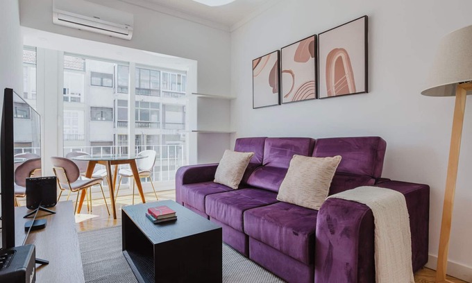 Sao Joao de Deus Apartment | Blueground | Areeiro, washer, a/c, city view