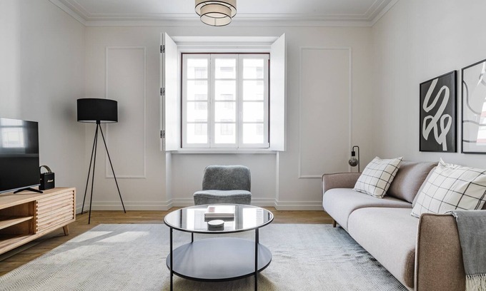 Sao Sebastiao da Pedreira Apartment | Blueground | Avenidas Novas, kitchen, washer, a/c