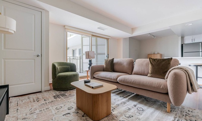 Ballston Apartment | Blueground | Ballston, fitness center, nr Arlington Cemetery