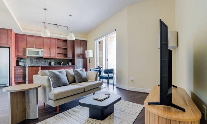 Downtown Austin Apartment | Blueground | Bouldin Creek, pool, nr Barton Springs