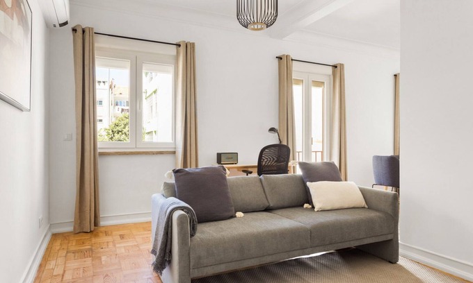 Santo Condestavel Apartment | Blueground | Campo de Ourique, furnished home