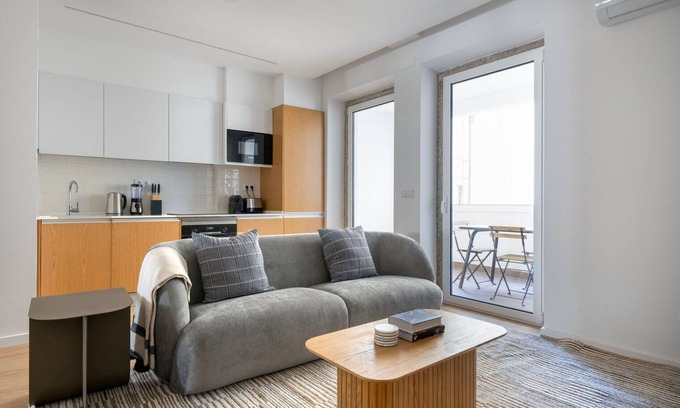Santo Condestavel Apartment | Blueground | Campo de Ourique, furnished