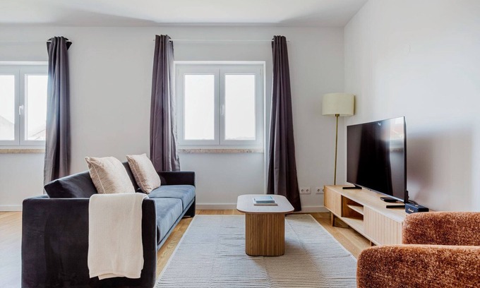 Santo Condestavel Apartment | Blueground | Campo de Ourique, washer, a/c