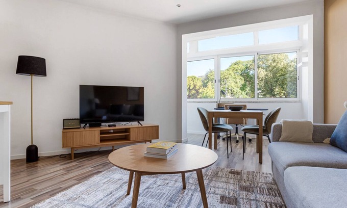 Sao Domingos de Benfica Apartment | Blueground | Campolide, furnished + kitchen