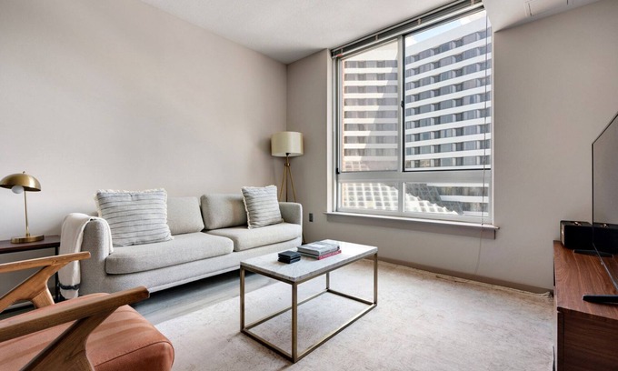 Crystal City Apartment | Blueground | Crystal City, rooftop, nr Potomac River