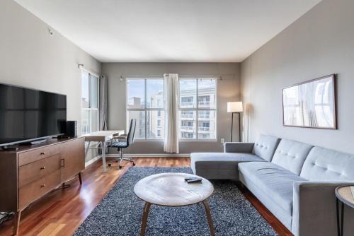 Downtown San Francisco Apartment | Blueground Hayes Valley balcony gym nr dining SFO-1679