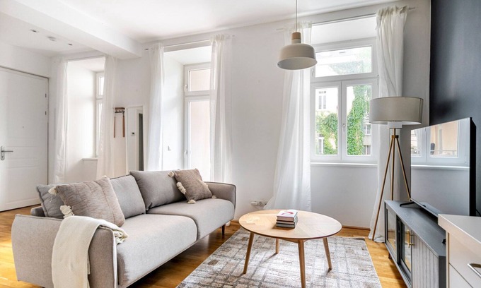 Stuwerviertel Apartment | Blueground | Leopoldstadt, balcony, nr Prater