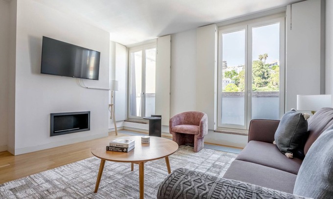 Sao Jose Apartment | Blueground | Liberdade, pool & spa