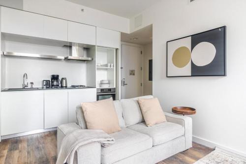 Central New York City Apartment | Blueground Midtown South rooftop nr Bryant Park NYC-2028