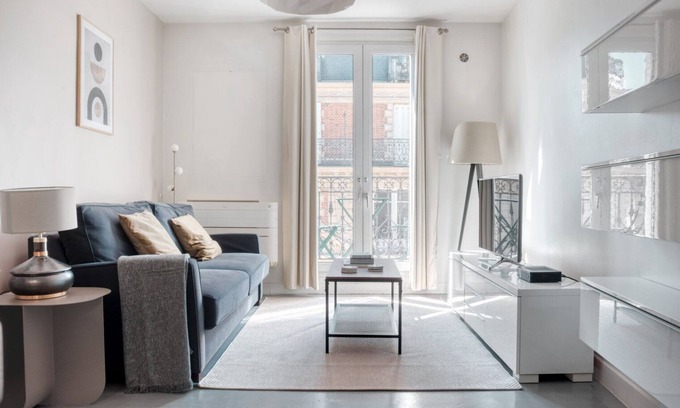 Quartier Sainte-Avoye Apartment | Blueground | Montorgueil, balcony, nr Les Halles