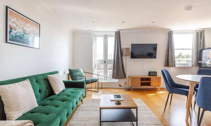 Notting Hill Apartment | Blueground | Notting Hill, balcony, nr Kensington Gardens