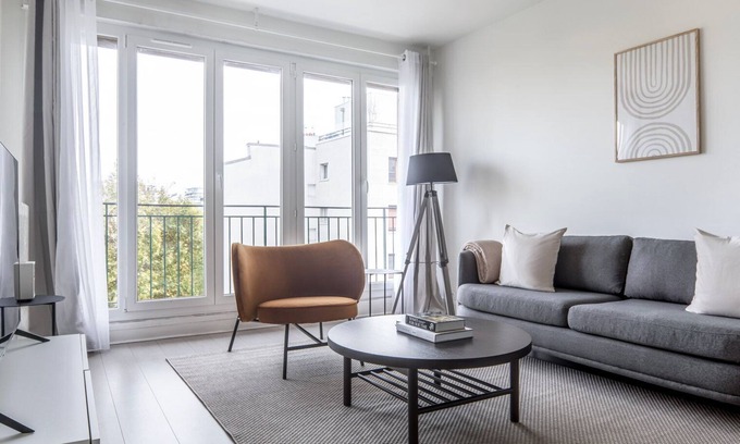 17th Arrondissement Apartment | Blueground | Pereire, concierge, nr Ternes