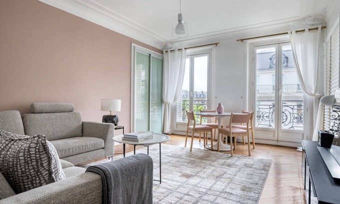 Les Iles Apartment | Blueground | Rivoli, balcony, nr Louvre