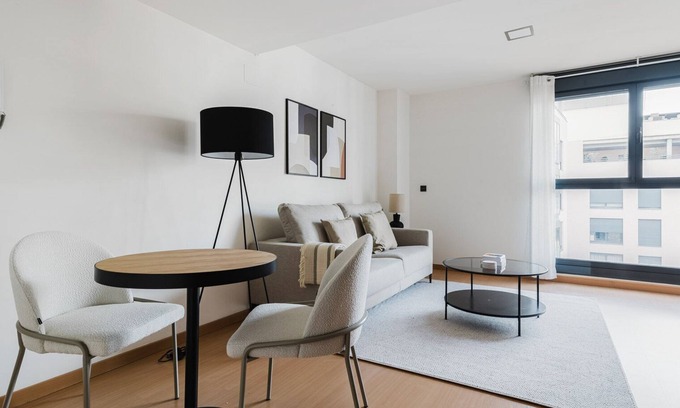 Hortaleza Apartment | Blueground | Sanchinarro, pool & gym, nr green