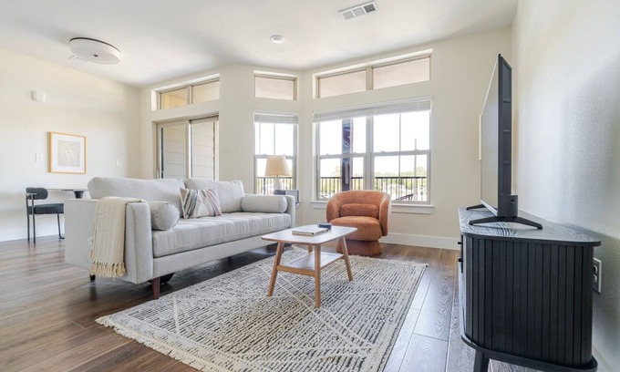 Scofield Farms Apartment | Blueground | Scofield Farms, pool, nr Walnut Creek Park