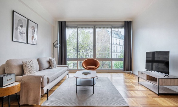 Passy Apartment | Blueground | Trocadero, concierge, nr Eiffel Tower