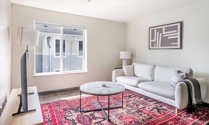 University District Apartment | Blueground | Univ Dist, pet area & elev, nr UW
