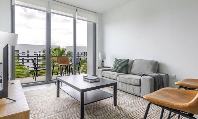 Northeast Miami Apartment | Blueground | Upper East Side, pool, nr Baywood Park