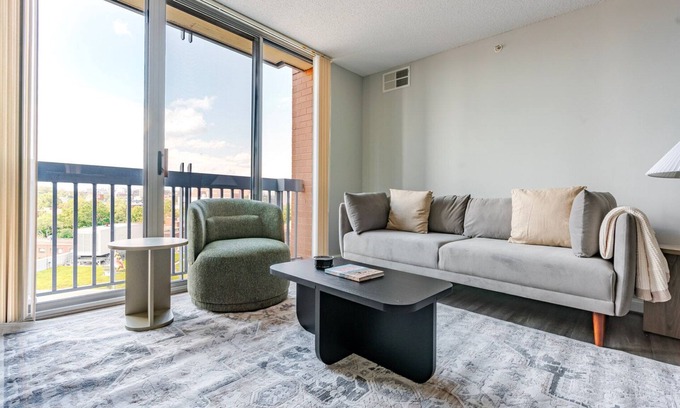 Woodmont Triangle Apartment | Blueground | Woodmont Triangle, fitness, nr Park