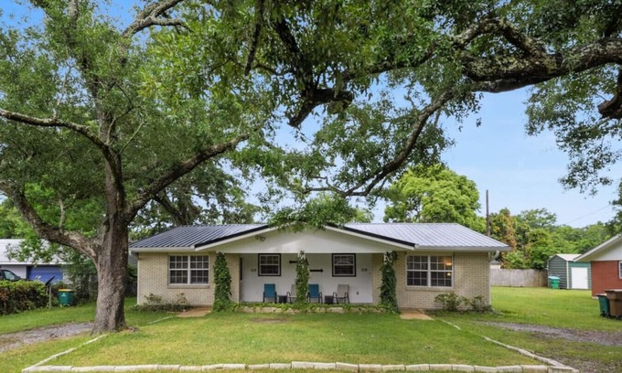 Long Beach Apartment | Blues Bungalow! Minutes to the Beach, Shopping, & Downtown!