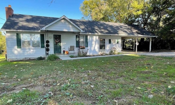 Seymour House | Bluff Valley Cottage: Pet-Friendly