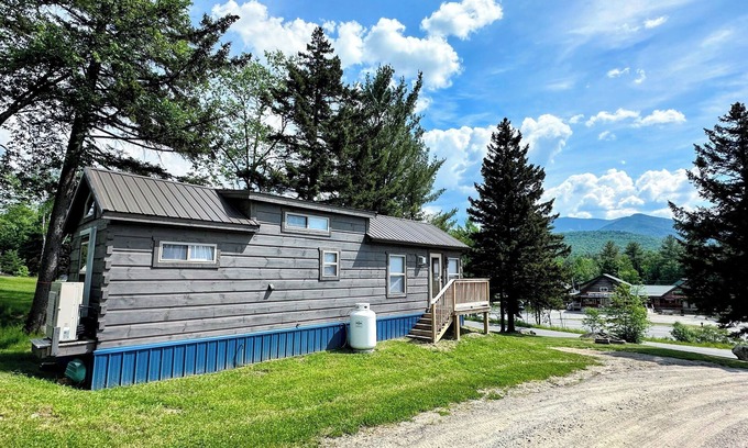 Twin Mountain Cottage | BMV6 Awesome "Tiny Home" A/C, Mountain Views, Minutes to Skiing, Hiking, Attractions, Dog Friendly!