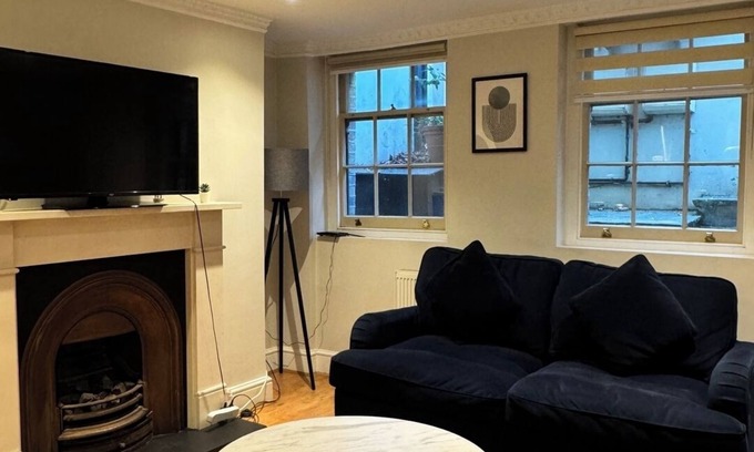 Oval Apartment | BnBNook - 2BR with Patio - Westminster and Big Ben