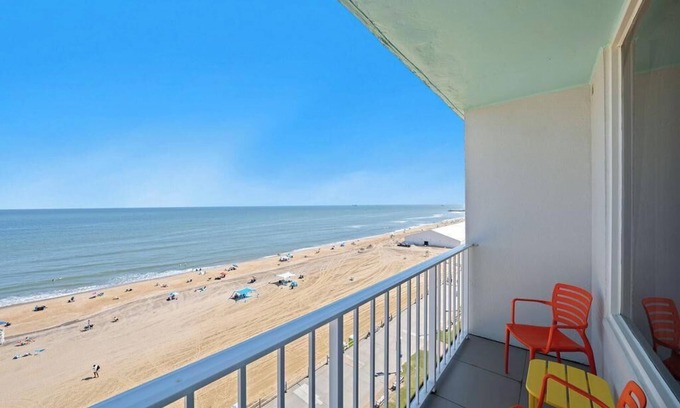 Virginia Beach Condo | Boardwalk 1BR Stay with Heated Pool & Hot Tub