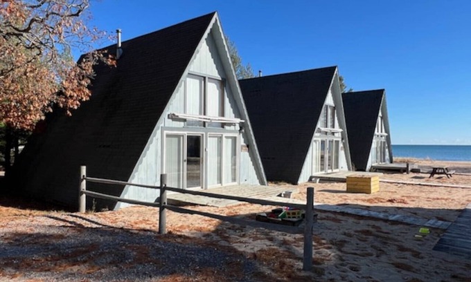 Oscoda Cabin | Boardwalk Beach 3 - Beachfront
