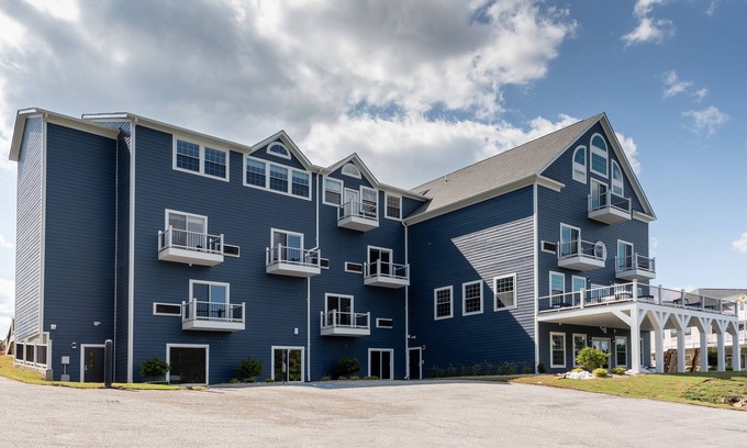 Livingston Apartment | Boardwalk Hotel on Lake Anna by Kasa