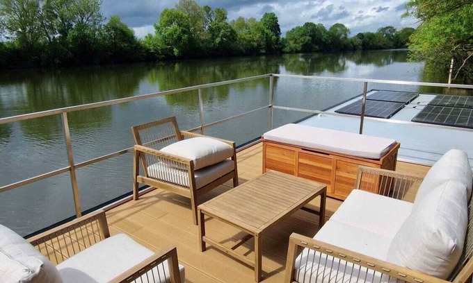 Montreuil-Juigne Boat Rental | Boat Modern accommodation, exceptional view