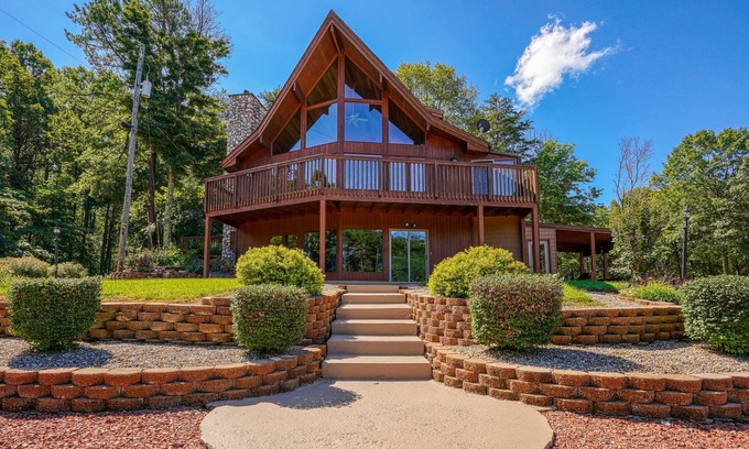 Logan Cabin | Bobcat Ridge~Hottub, Arcade, Clubhouse, Foosball on 11 Wooded Acres