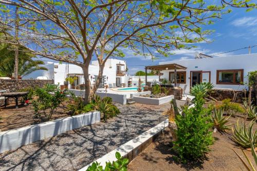 Tiagua Apartment | Bodega Botanica - Shared Pool - Central Island Location - 10 mins drive to Famara and La Santa