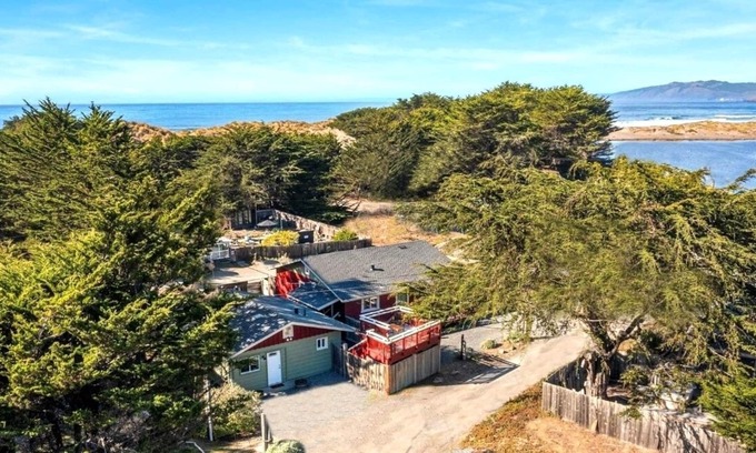 Salmon Creek House | BodegaBreeze: Walk to Beach!Relaxing Home in Bodega Bay!Home+Studio!HtTb/WiFi