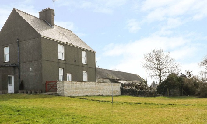 Elim Cottage | BODNOLWYN HIR, pet friendly, with open fire in Llanddeusant