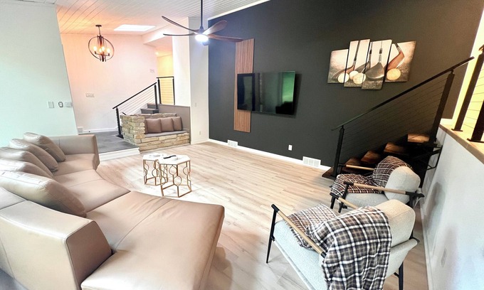 Lake Geneva House | Bogey's Hideaway-Spacious 5-bedroom house minutes to downtown Lake Geneva.