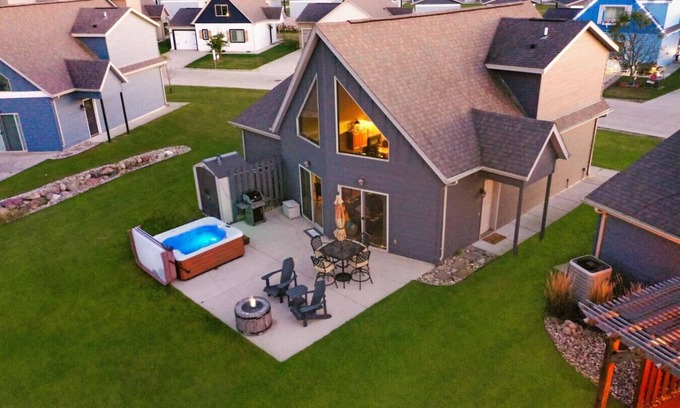Arnolds Park House | BOHO Bungalow on the Pond w/Hot Tub