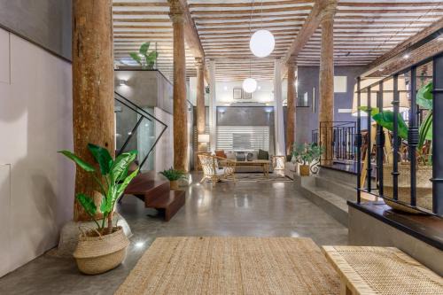 Barrio de La Latina Apartment | Boho-Chic Loft in a Legendary 17th-Century 'Trap House