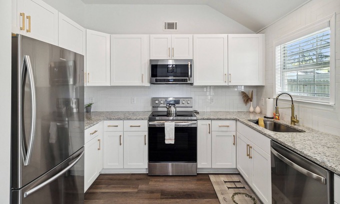 Savannah House | Boho Chic Retreat Savannah/Dog Friendly/3 BD/2 BATH