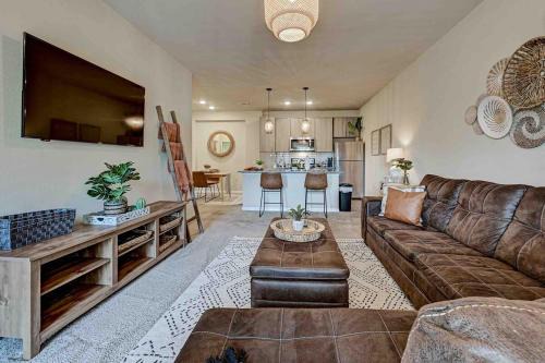 Northside Apartment | Boho Oasis w KING Bed w POOL Nr AIRPTShoppingDWTN
